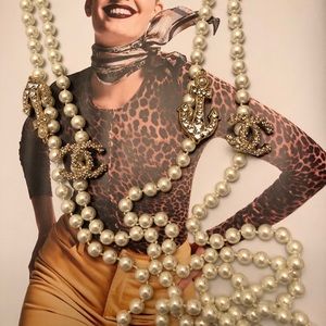 Charmed pearl white Necklace with Chanel logo